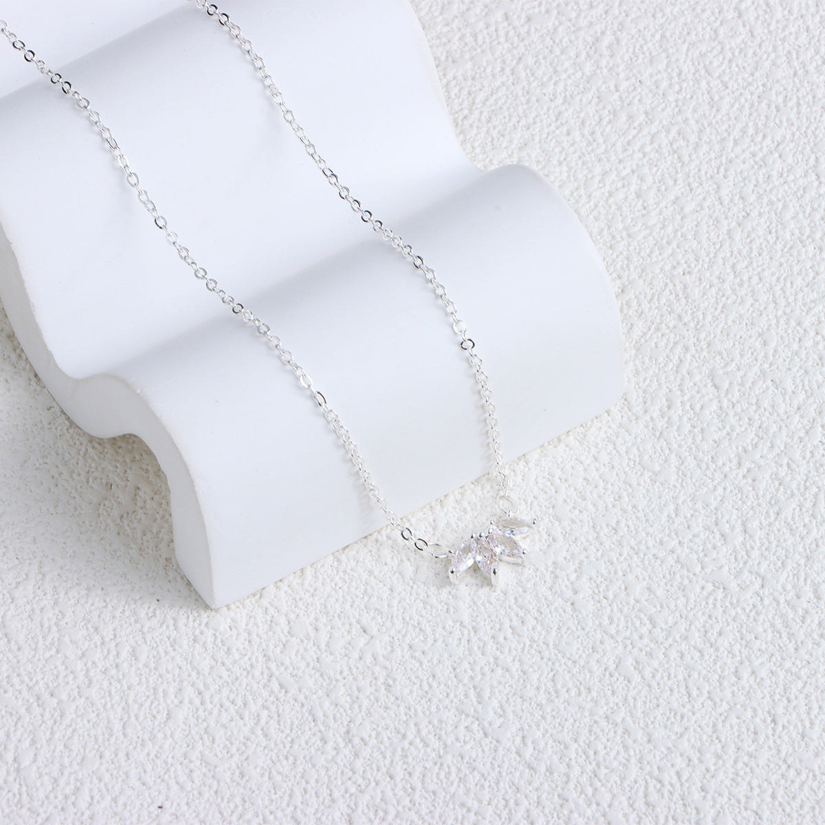 Fashion Jewelry Minimalist Shining Flower Petal Necklace for Women Girls Lotus Flower Pendant Necklace Female Party Anniversary Jewelry Gift