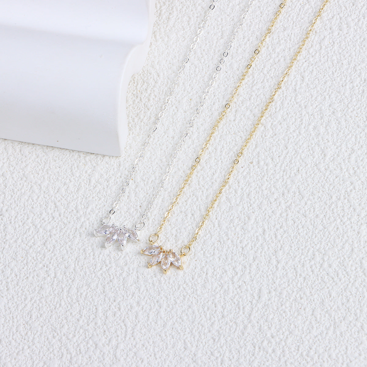 Fashion Jewelry Minimalist Shining Flower Petal Necklace for Women Girls Lotus Flower Pendant Necklace Female Party Anniversary Jewelry Gift