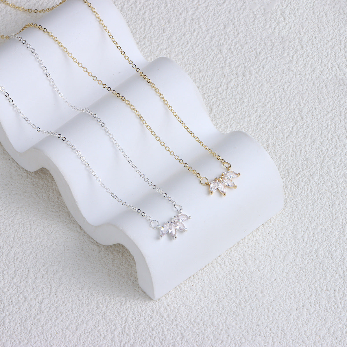 Fashion Jewelry Minimalist Shining Flower Petal Necklace for Women Girls Lotus Flower Pendant Necklace Female Party Anniversary Jewelry Gift