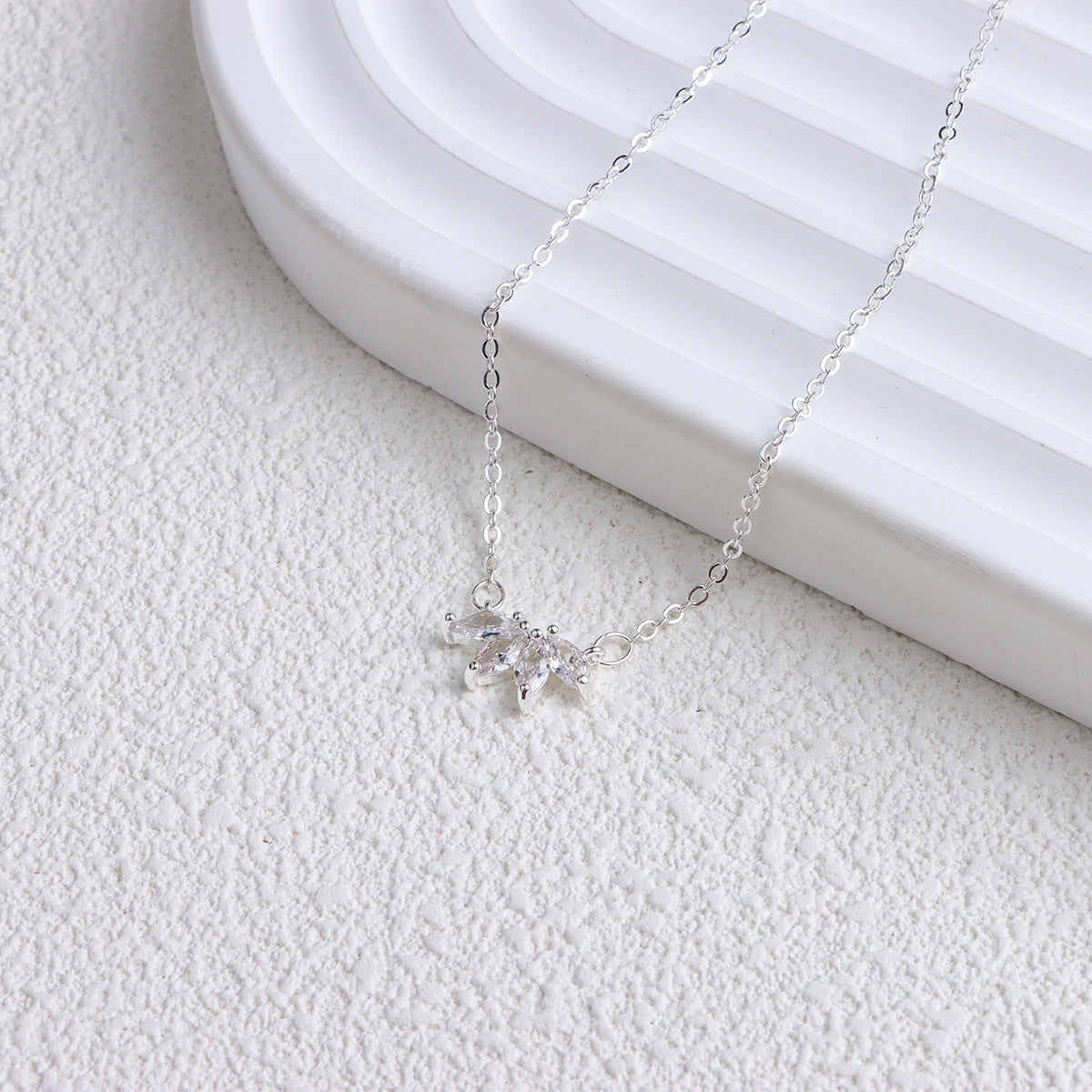 Fashion Jewelry Minimalist Shining Flower Petal Necklace for Women Girls Lotus Flower Pendant Necklace Female Party Anniversary Jewelry Gift